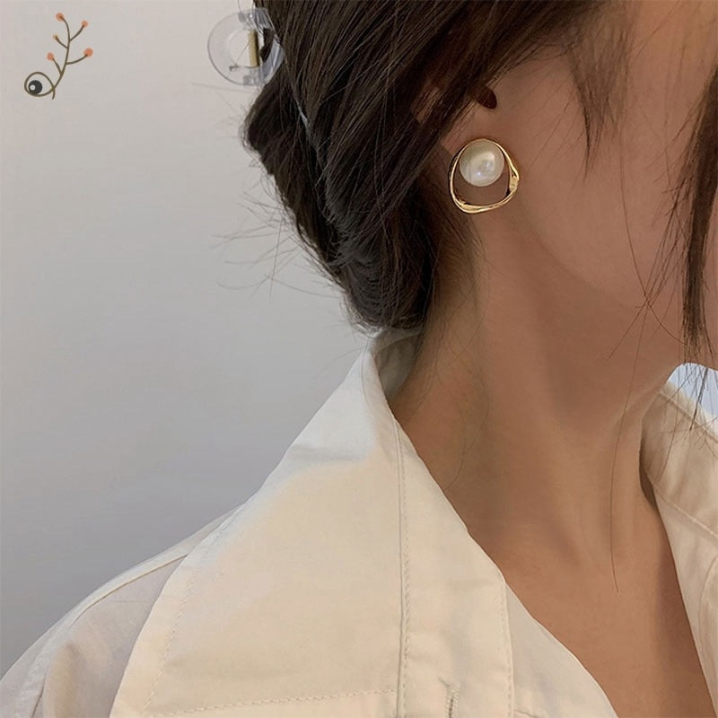 2025 New Cute Pearl Studs Hoop Earrings for Women Gold Color Eardrop Minimalist Tiny Huggies Hoops Wedding Fashion Jewelry